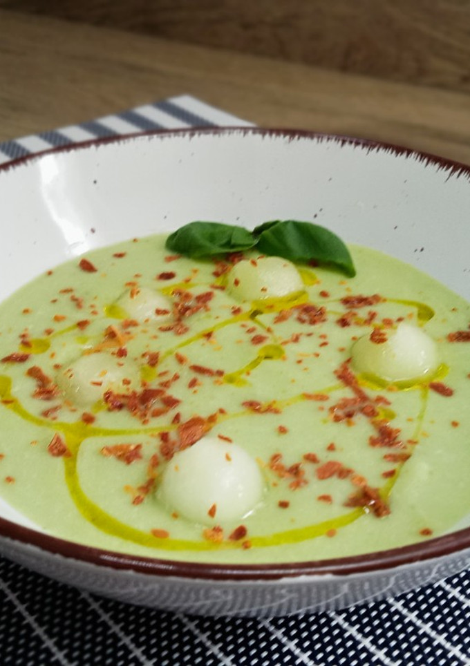 Una foto de Sopa fría de melón y aguacate