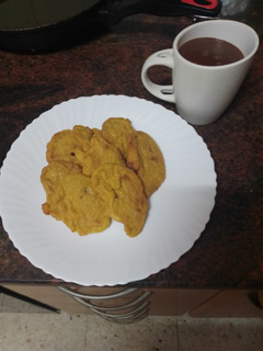 Una foto de Tortillas de calabaza y plátano con chocolate caliente