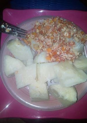 A picture of Boiled yam and egg sauce.