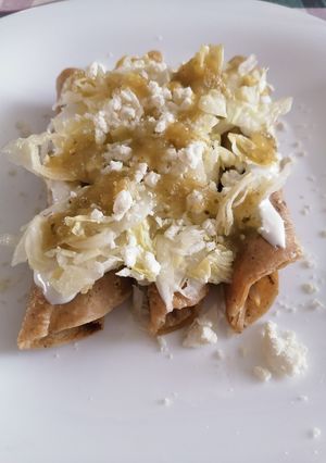 Una foto de Tacos dorados de pechuga de pollo👌🏼