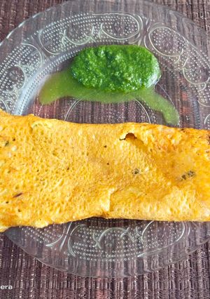 A picture of Besan sooji cheela.