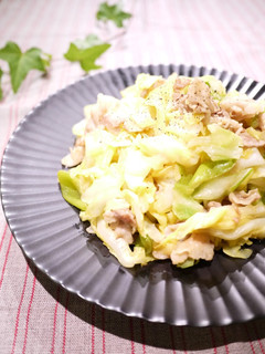 A picture of Refreshing Stir-Fried Pork and Cabbage.
