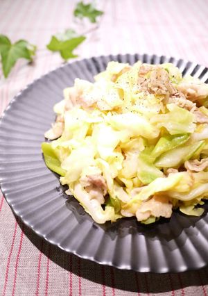 A picture of Refreshing Stir-Fried Pork and Cabbage.