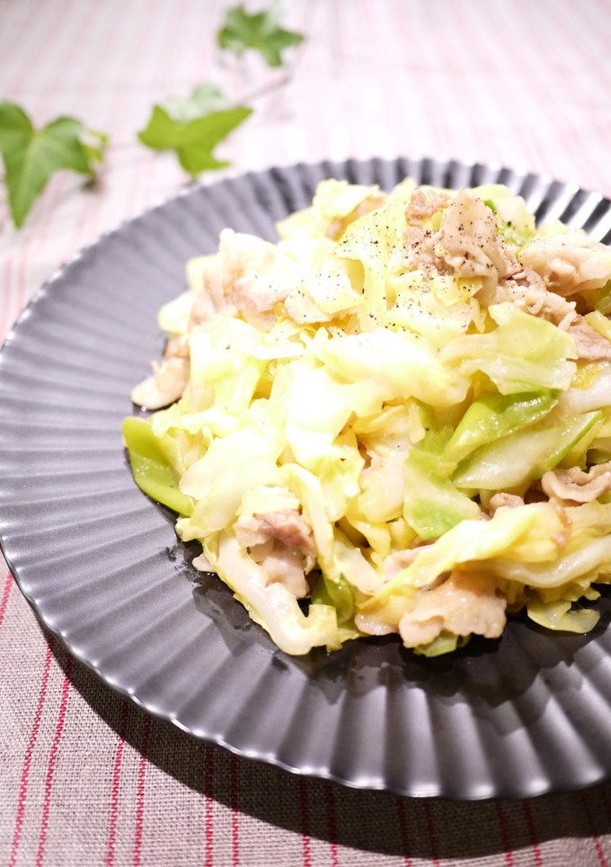A picture of Refreshing Stir-Fried Pork and Cabbage.