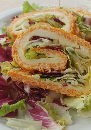 Foto di Rotolo di carote julienne con provola e insalata