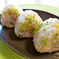 A picture of Cabbage Rice Balls.