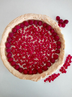 Una foto de Tarta de crema de almendras con frutos rojos