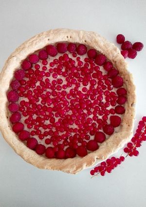 Foto principal de Tarta de crema de almendras con frutos rojos