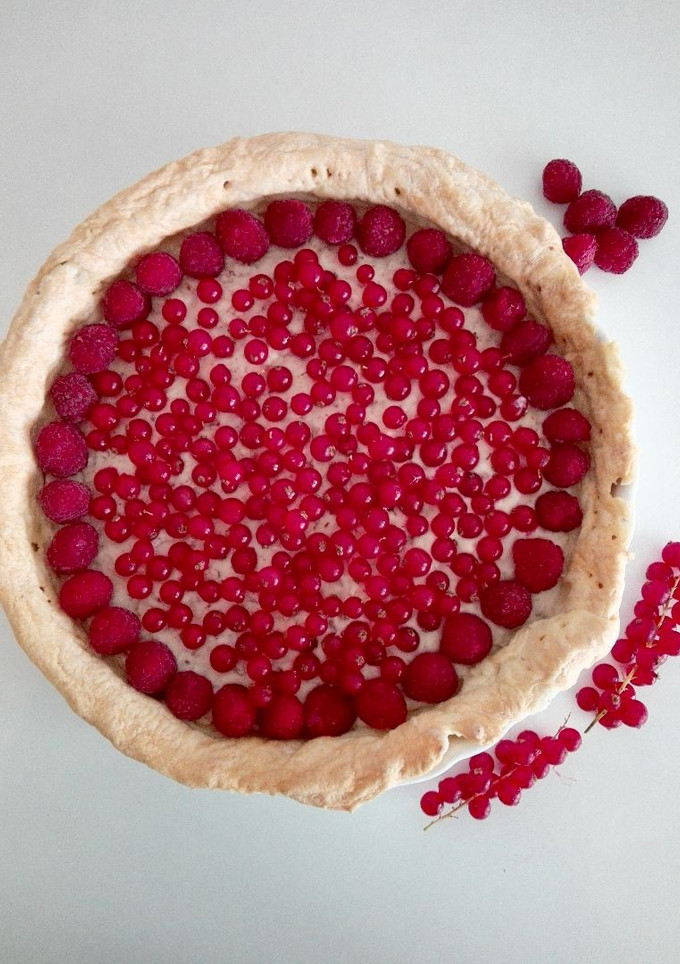 Una foto de Tarta de crema de almendras con frutos rojos
