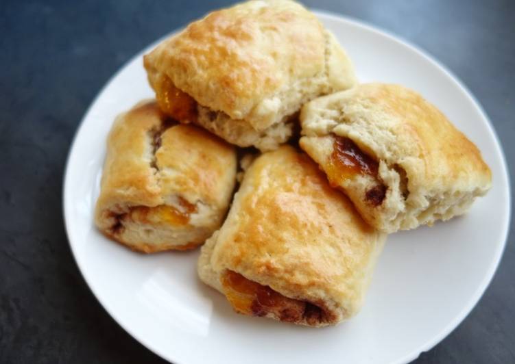 Scones with cinnamon and apricot jam