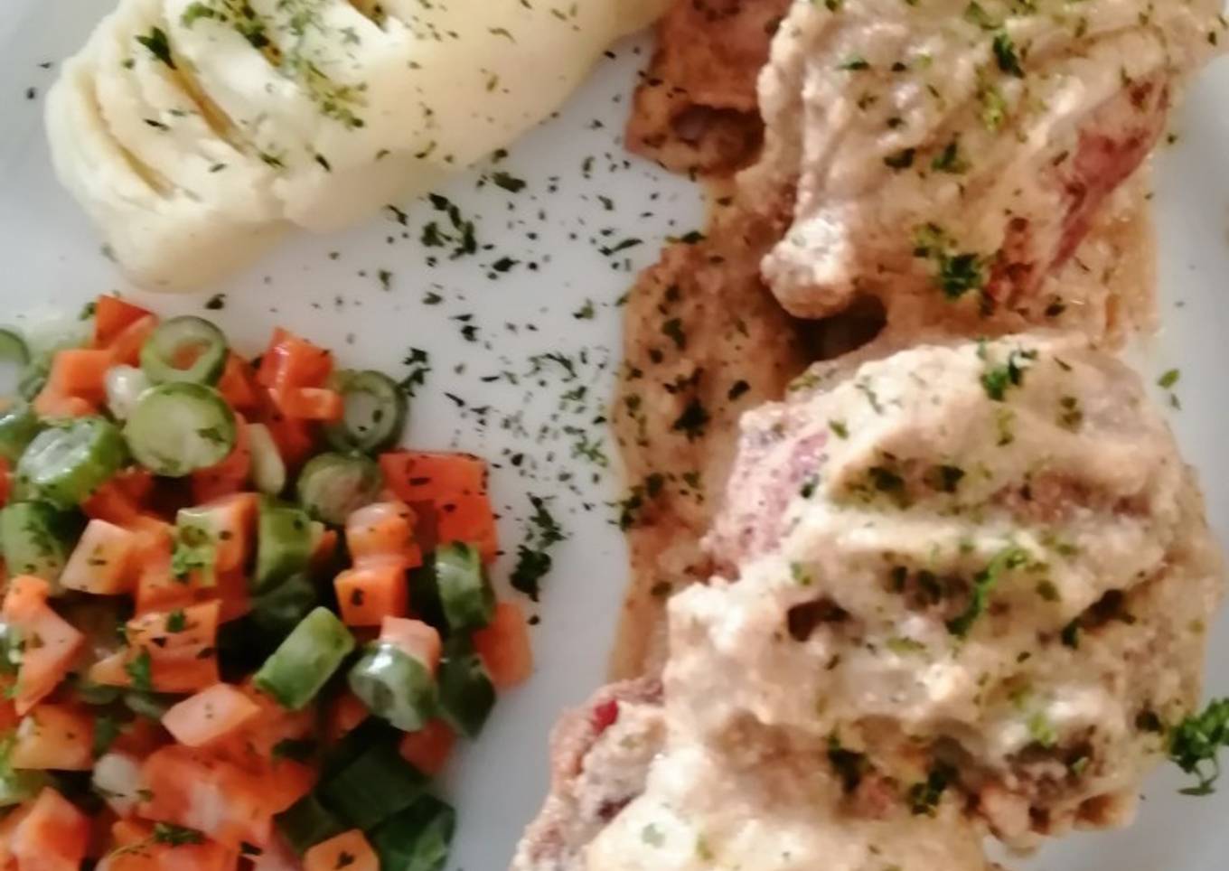 Albóndiga rellena de coliflor bañada en su propia salsa