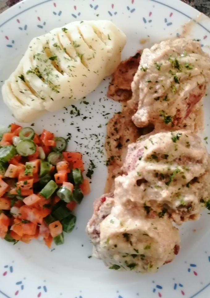 Una foto de Albóndiga rellena de coliflor bañada en su propia salsa