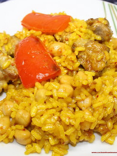 Una foto de Arroz con costillitas y garbanzos