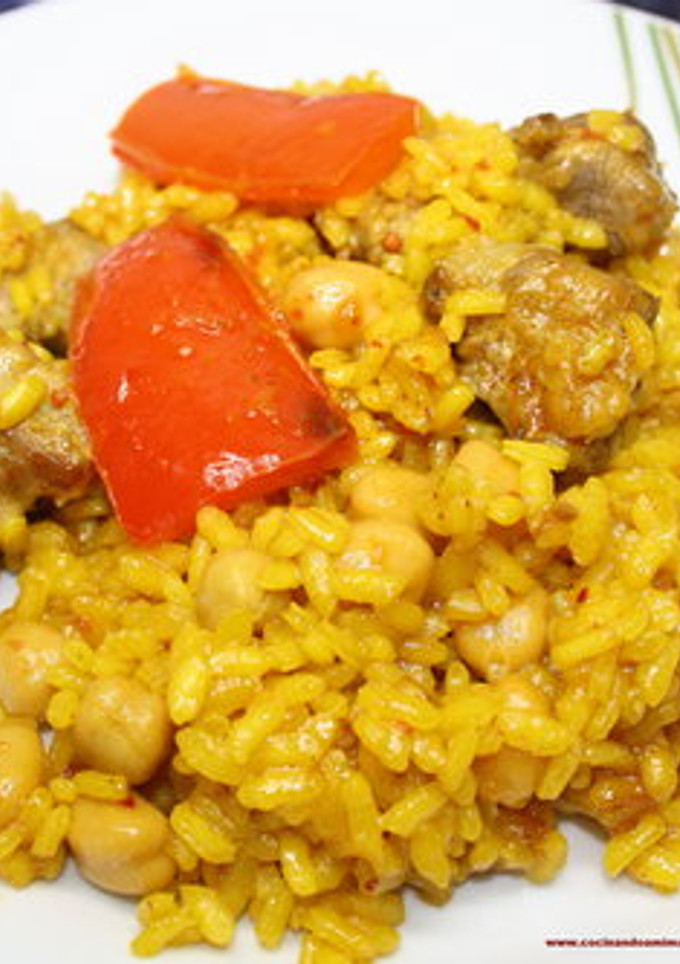 Una foto de Arroz con costillitas y garbanzos