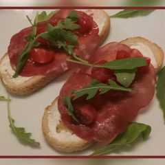 A picture of Bruschetta di bresaola e rucola.