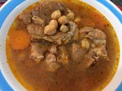 Una foto de caldo con codillo