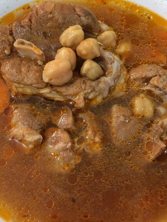 Una foto de Caldo de garbanzos con codillo de cerdo en olla de presión