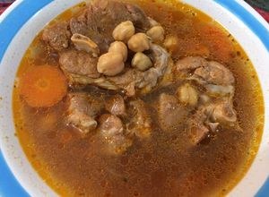 Una foto de Caldo de garbanzos con codillo de cerdo en olla de presión