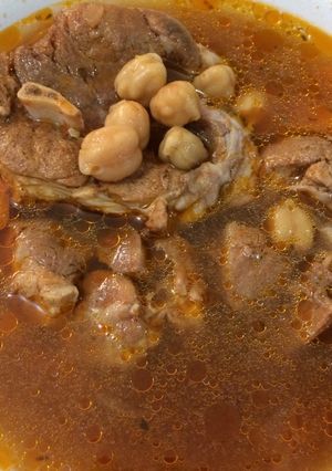 Una foto de Caldo de garbanzos con codillo de cerdo en olla de presión
