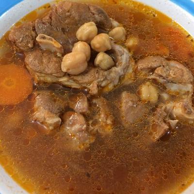 Caldo de garbanzos con codillo de cerdo en olla de presión Receta de Carmen  Palomino- Cookpad