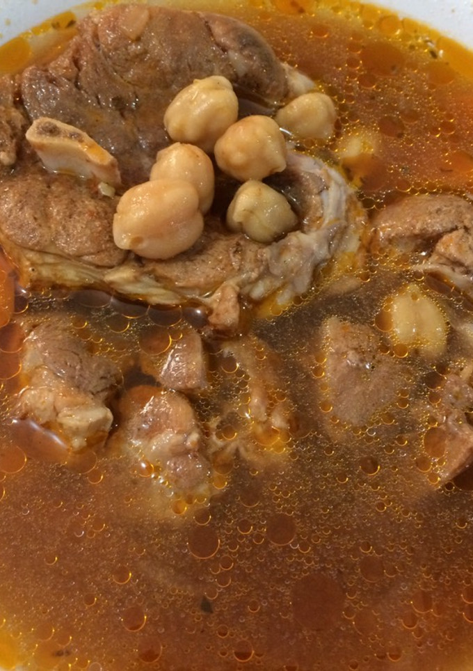 Una foto de Caldo de garbanzos con codillo de cerdo en olla de presión