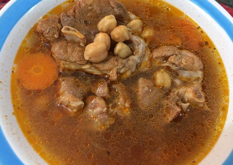 Caldo de garbanzos con codillo de cerdo en olla de presión