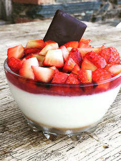 Una foto de Copas de queso y fresa