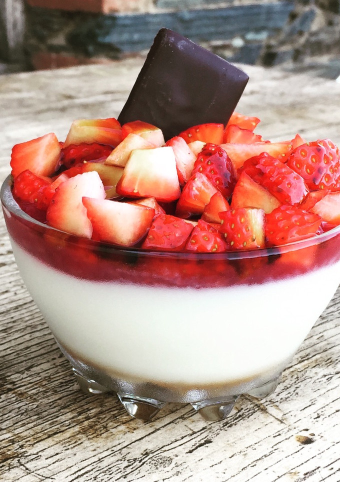 Una foto de Copas de queso y fresa