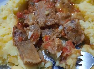 Una foto de Lengua entomatada con puré