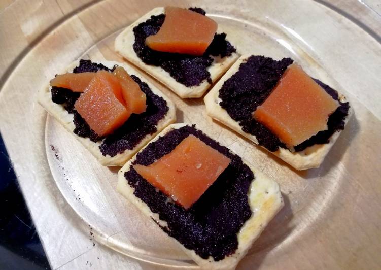 Canapés de paté de aceitunas negras y membrillo