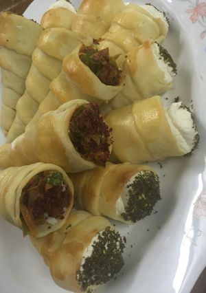 صورة لوصفة فطائر الهوت دوغ و اللبنة على شكل اقماع لذيذة وسهلة