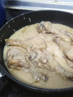 Una foto de Jamoncitos de pollo con salsa de cebolla
