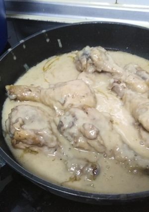 Una foto de Jamoncitos de pollo con salsa de cebolla