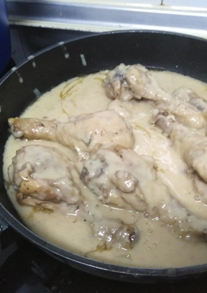 Una foto de Jamoncitos de pollo con salsa de cebolla