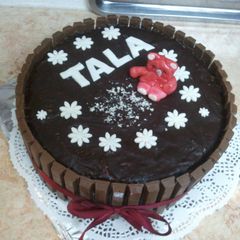 A picture of Chocolate Cake with Kit-kat.
