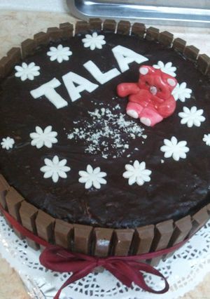 A picture of Chocolate Cake with Kit-kat.
