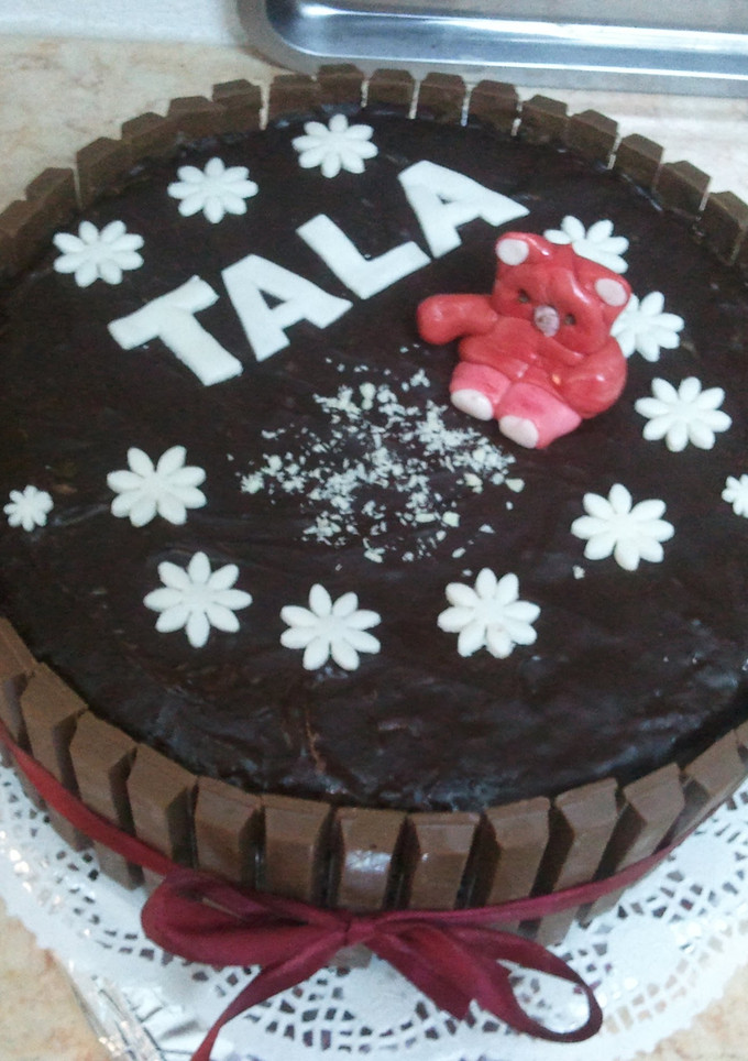 A picture of Chocolate Cake with Kit-kat.