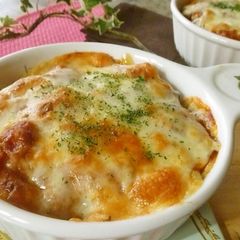 A picture of Quick and Easy Bread Au Gratin with Canned Meat Sauce.