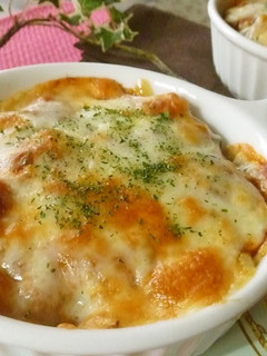 A picture of Quick and Easy Bread Au Gratin with Canned Meat Sauce.