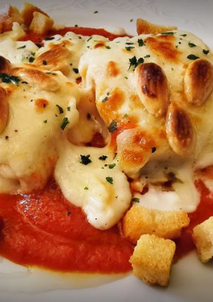 Una foto de Bacalao a la Vizcaína con gratèn de bechamel y Almendras