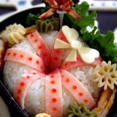White Christmas Wreath Bento Lunchbox A picture of White Christmas Wreath Bento Lunchbox.