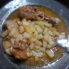 A picture of pollo con papas y salsa (chicken, potato, and salsa ).