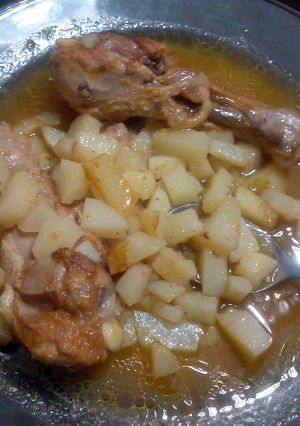 A picture of pollo con papas y salsa (chicken, potato, and salsa ).