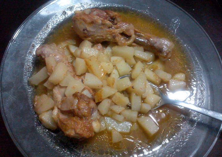 pollo con papas y salsa (chicken, potato, and salsa )