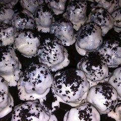 A picture of Oreo truffles.