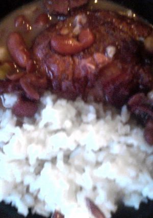 A picture of smilys redbeans n rice & smoked sausage.