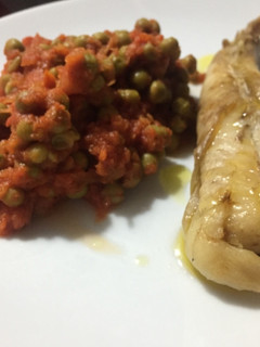 Una foto de Cola de rape al horno y guisantes con tomate ¡cena rápida para bebés!