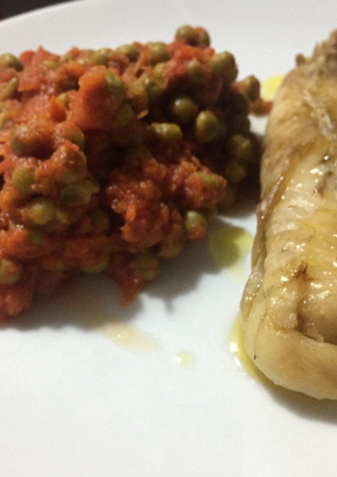 Una foto de Cola de rape al horno y guisantes con tomate ¡cena rápida para bebés!