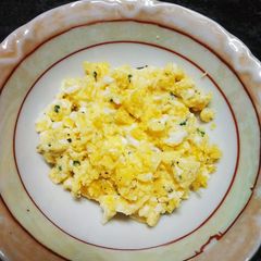 A picture of Cheesy Scrambled Eggs.