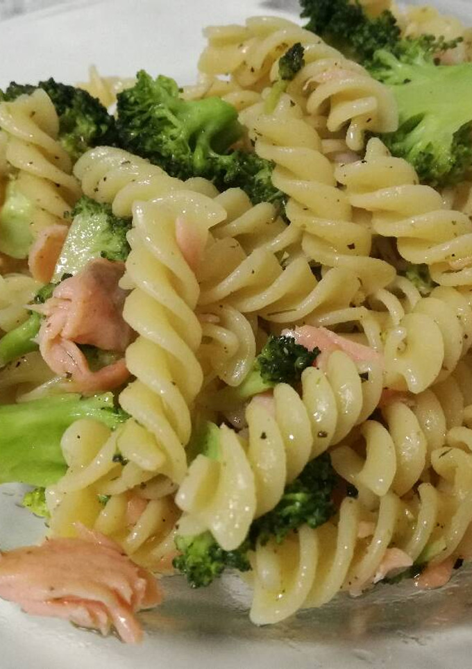 Una foto de Pasta con salmón y brócoli